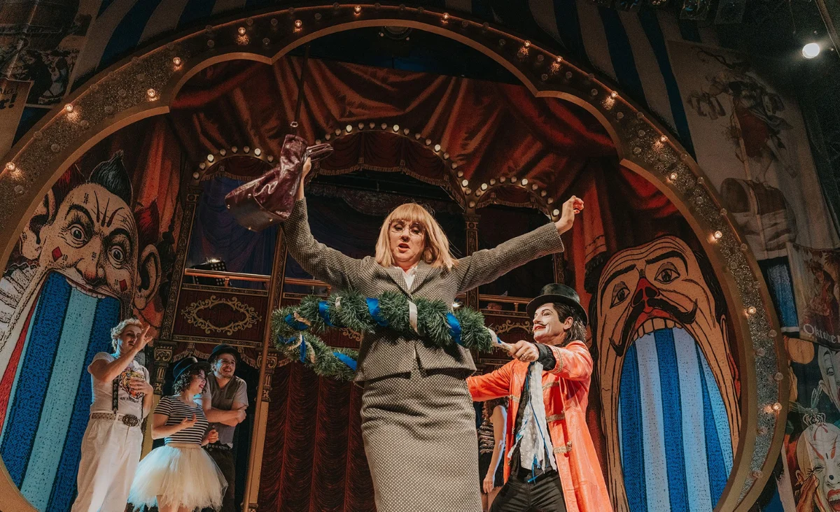 Eine Dame tanzt auf der Bühne im Renaissance Theater Berlin 2025