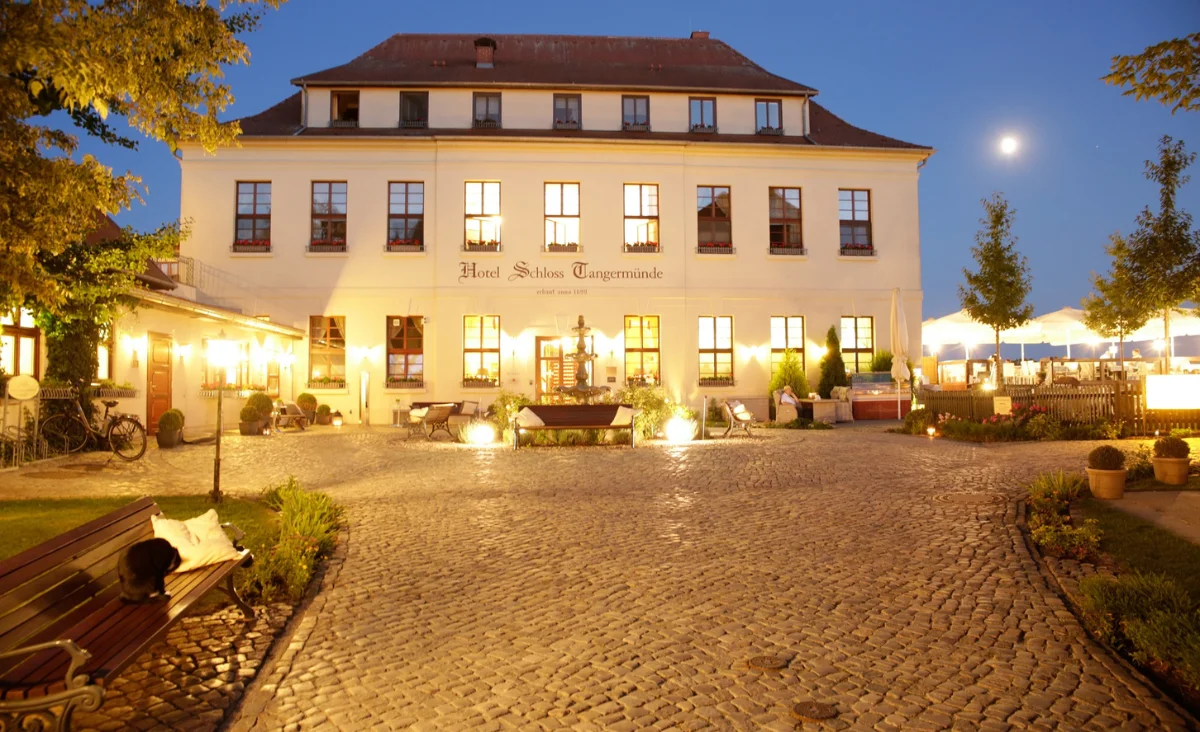 Ein großes Gebäude mit vielen Fenstern, das eine moderne Architektur zeigt.