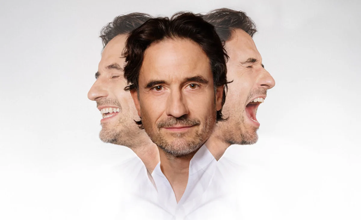 Oliver Mommsen als Vanya, mit geschlossenen Augen und offenem Mund, zeigt eine intensive emotionale Darstellung.
