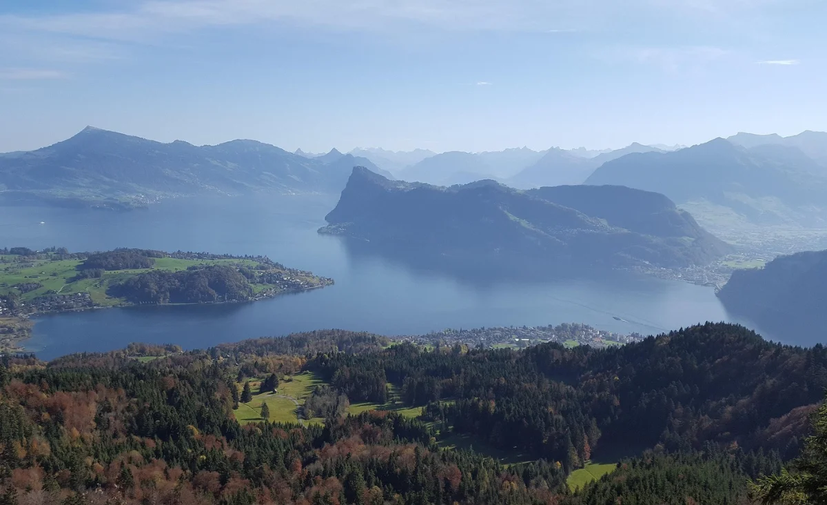 Blick auf den Vierwaldstättersee und die Berge von einem hohen Aussichtspunkt aus