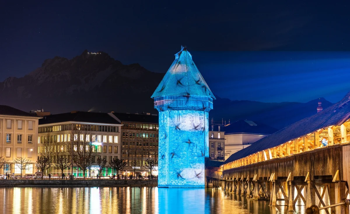 Der Uhrturm am Vierwaldstättersee ist nachts beleuchtet und beeindruckend.