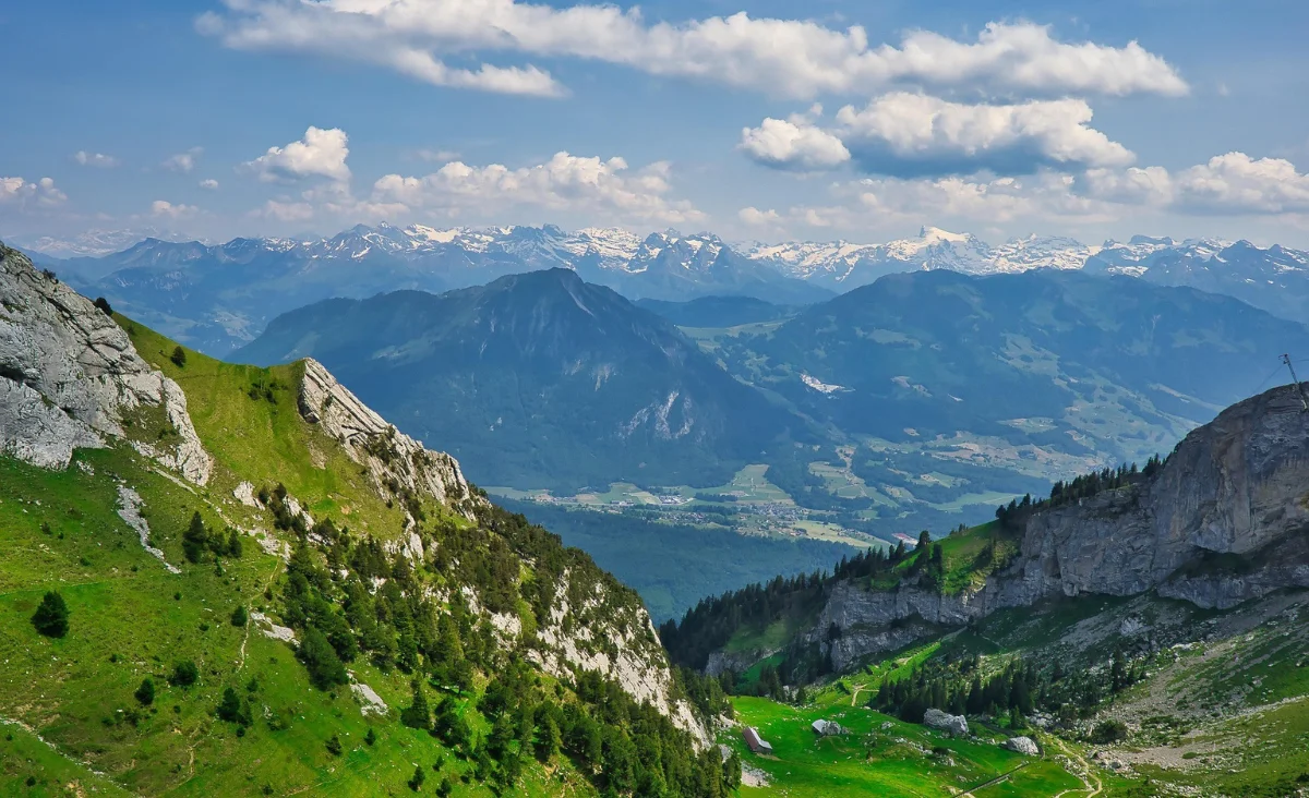 Die beeindruckenden Alpen in der Schweiz, die den Vierwaldstättersee überblicken, unter einem strahlend blauen Himmel.