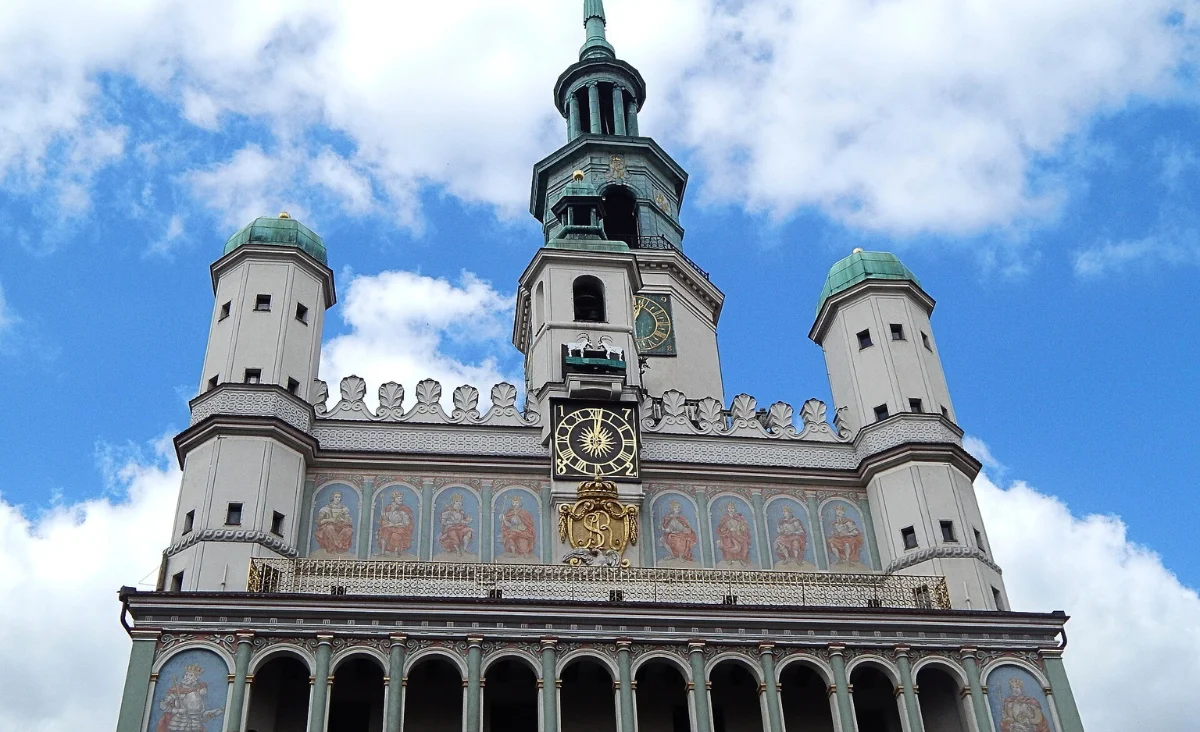 Ein großes Gebäude mit einem markanten Uhrturm und einer großen Uhr an der Fassade.
