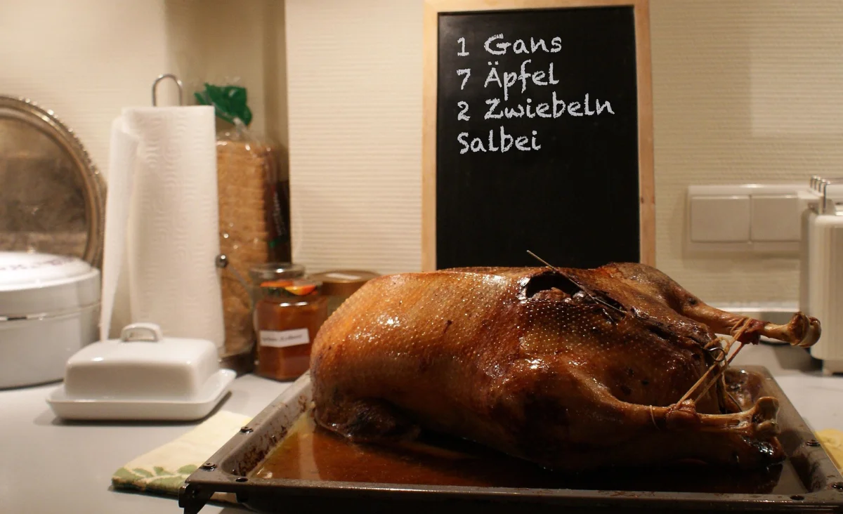 Ein gebratener Truthahn auf einem Serviertablett, begleitet von einem Schild mit einer Beschreibung des Gerichts.