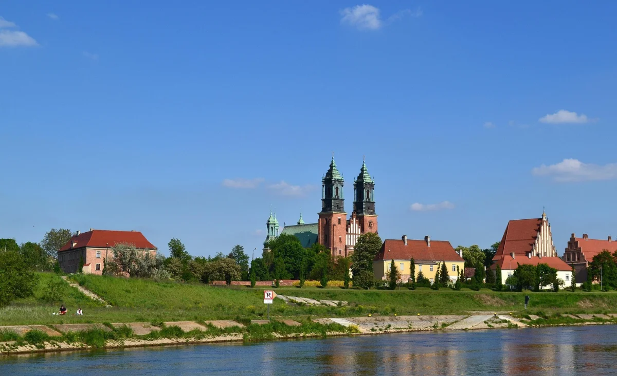 Auf einem Hügel steht der Posener Dom, eine große Kirche mit zwei markanten Türmen.