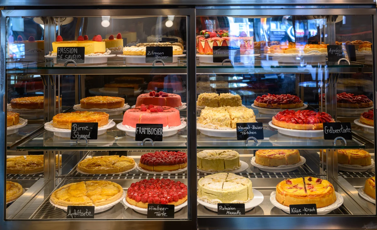 Eine Vitrine voller köstlicher Kuchen im Das Einstein-Mommseneck.