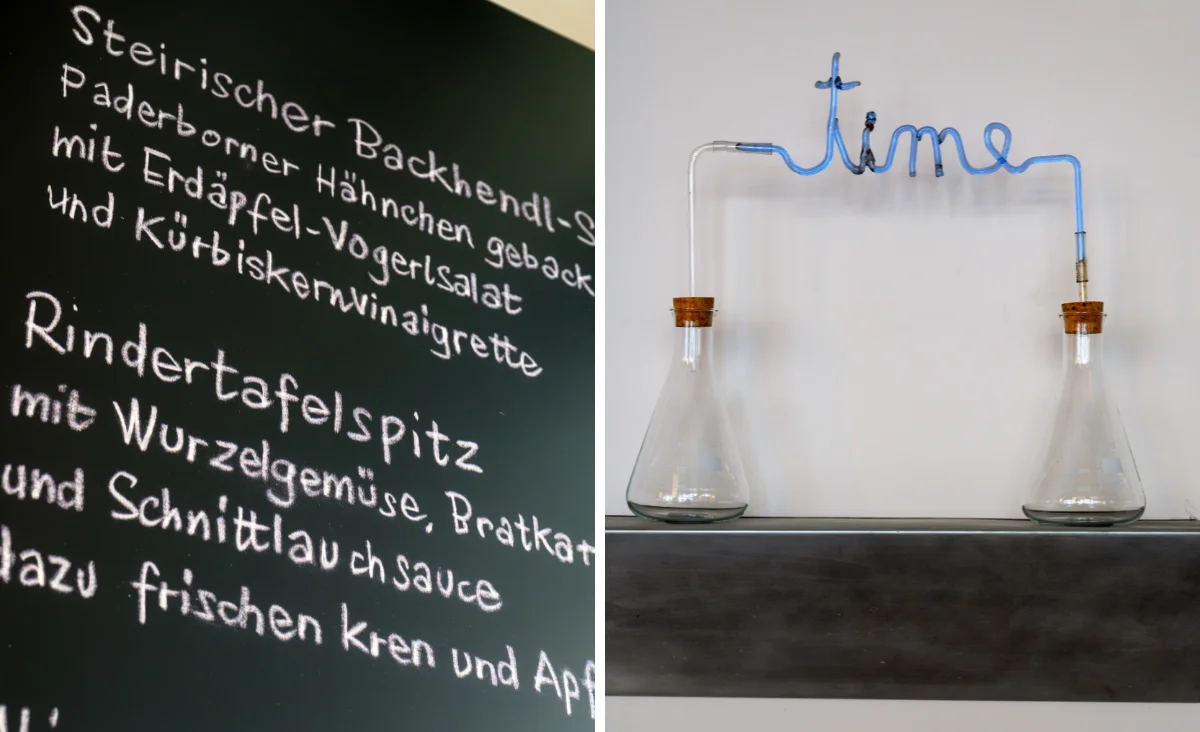 Zwei Glasvasen stehen neben einem Schild mit der Aufschrift "Zeit" im Das Einstein-Mommseneck.