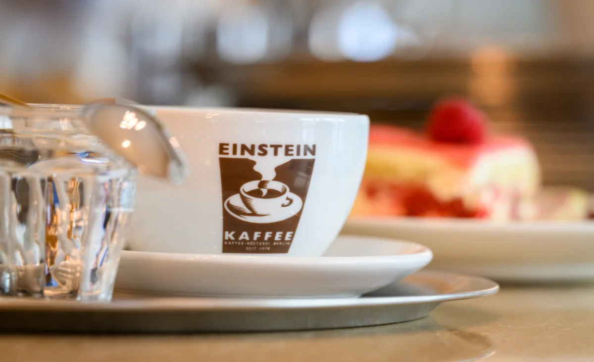 Eine elegante Tasse auf einem silbernen Tablett im Das Einstein-Mommseneck.