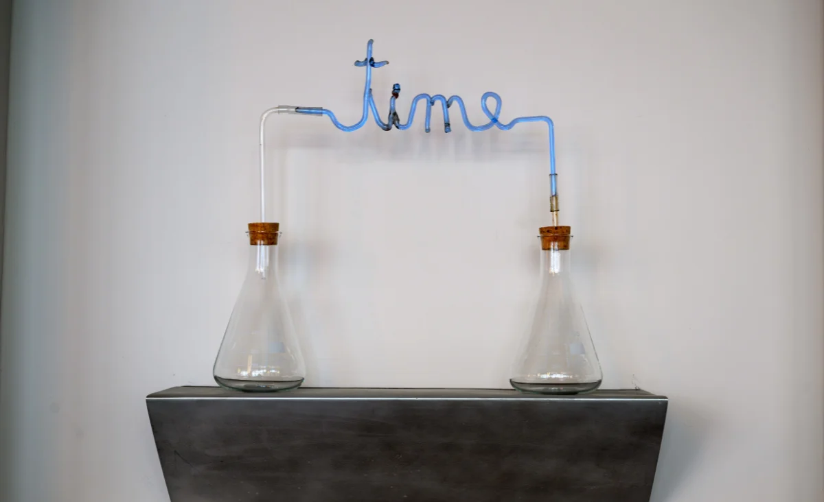 Wand mit zwei Glasflaschen, die das Einstein-Mommseneck dekorieren.