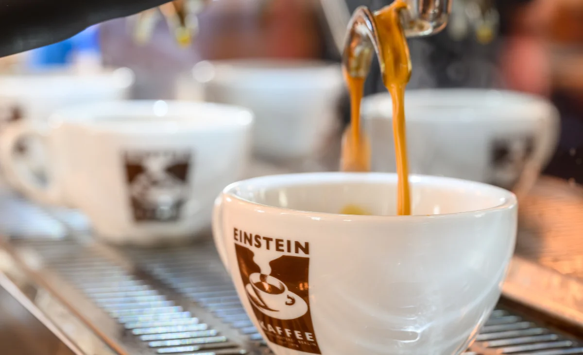 Im Das Einstein-Mommseneck brüht eine Kaffeemaschine aromatischen Kaffee.