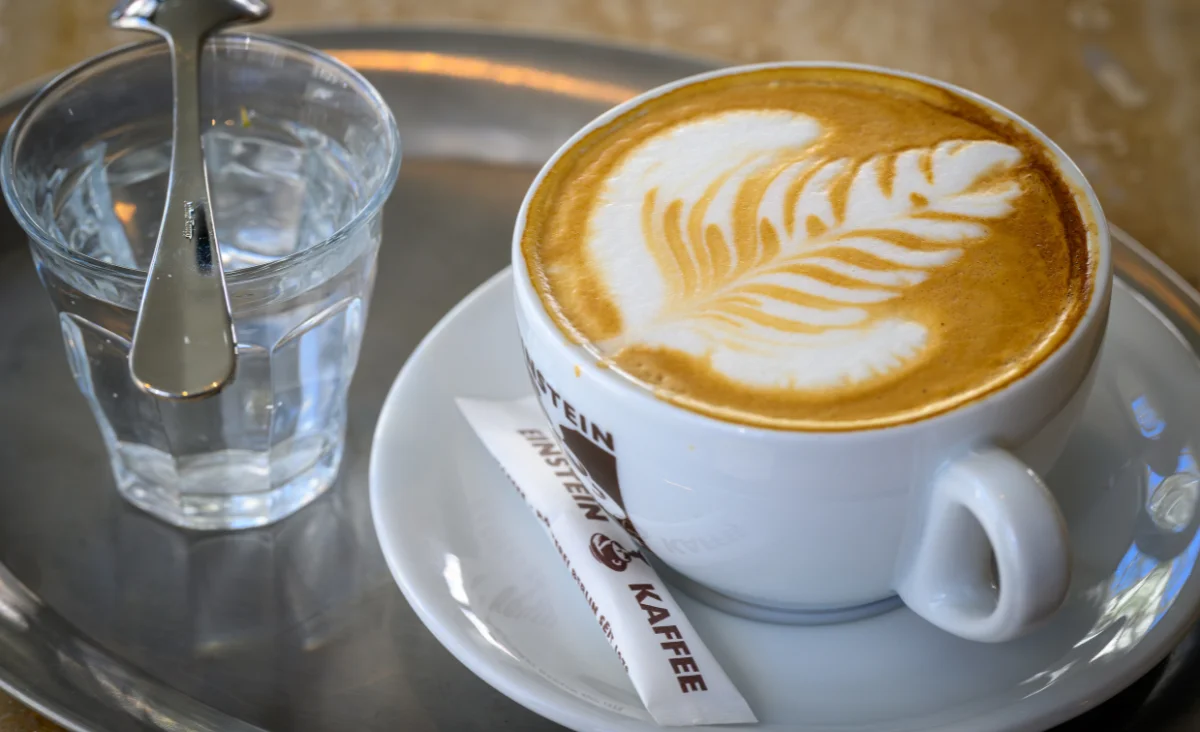 Eine Tasse frisch gebrühter Kaffee im Das Einstein-Mommseneck, umgeben von einem gemütlichen Ambiente.