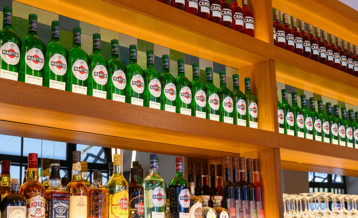Eine Bar mit zahlreichen Alkoholflaschen auf Regalen im Das Einstein-Mommseneck.
