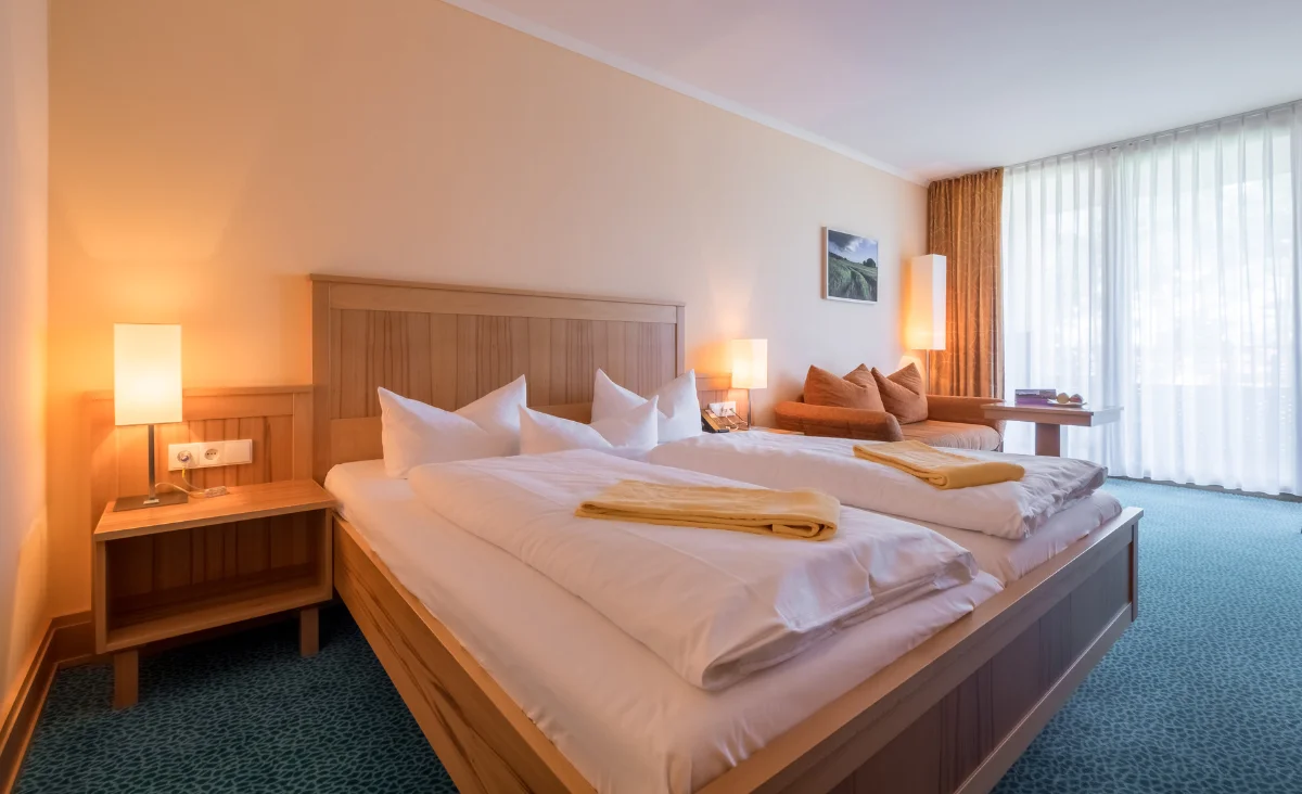 Hotelzimmer ausgestattet mit Bett und einem Fernseher, bietet Platz für Gäste.