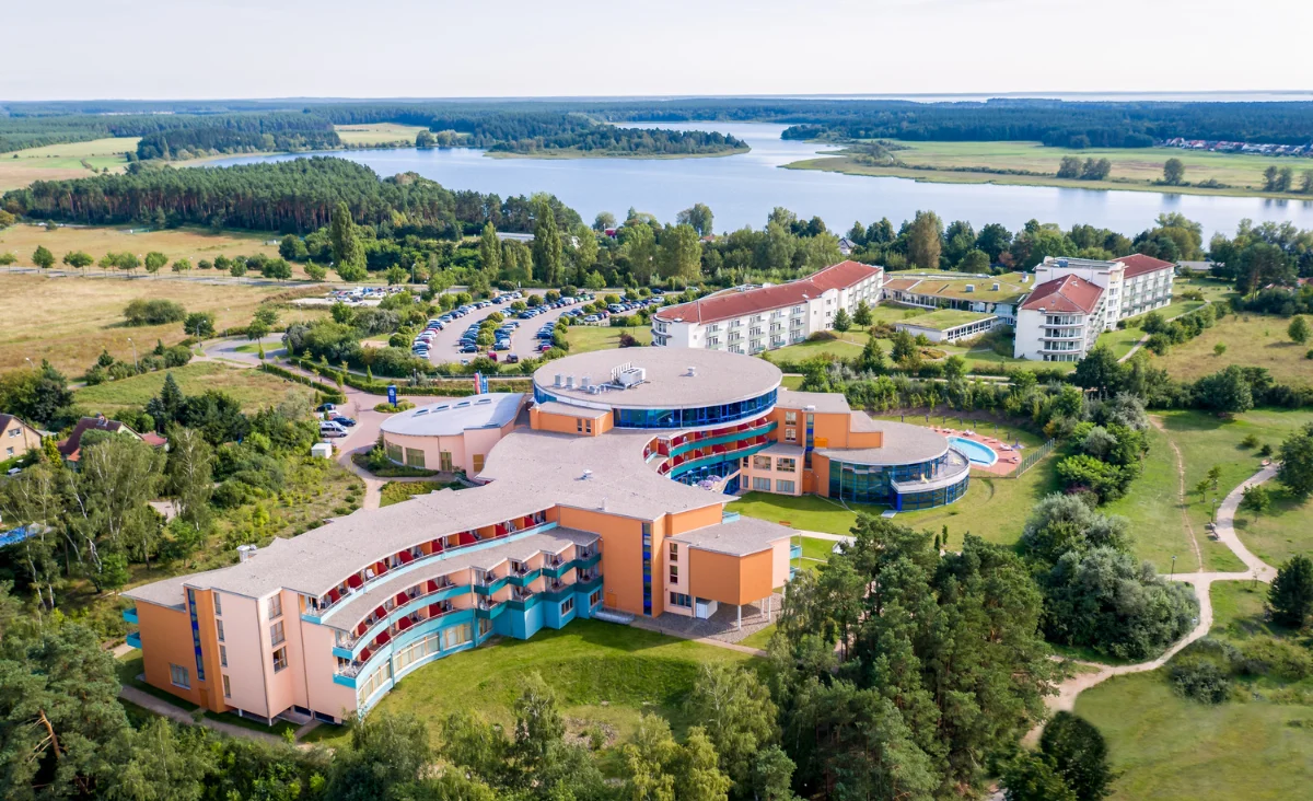 Luftaufnahme des Hotels und der umliegenden Landschaft, die die Umgebung und die Architektur zeigt.