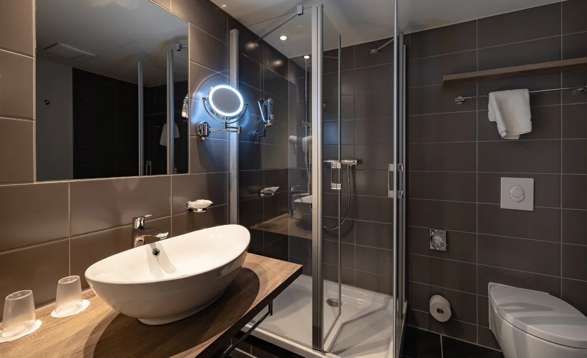 Ein gemütlich und stylisch eingerichtetes Badezimmer im Santé Royale Hotel- & Gesundheitsresort Bad Brambach