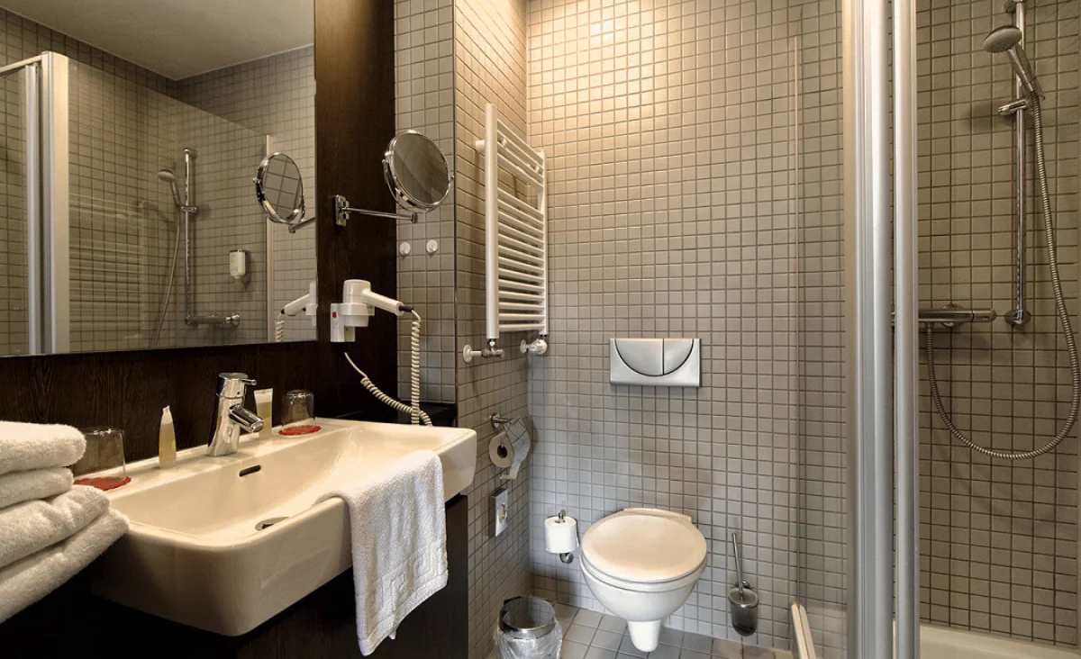 Ein gemütlich und stylisch eingerichtetes Badezimmer im Santé Royale Hotel- & Gesundheitsresort Bad Brambach
