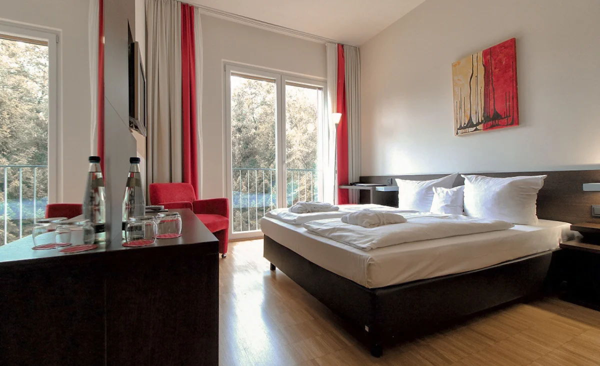 Ein gemütlich eingerichtetes Zimmer im Santé Royale Hotel- & Gesundheitsresort Bad Brambach
