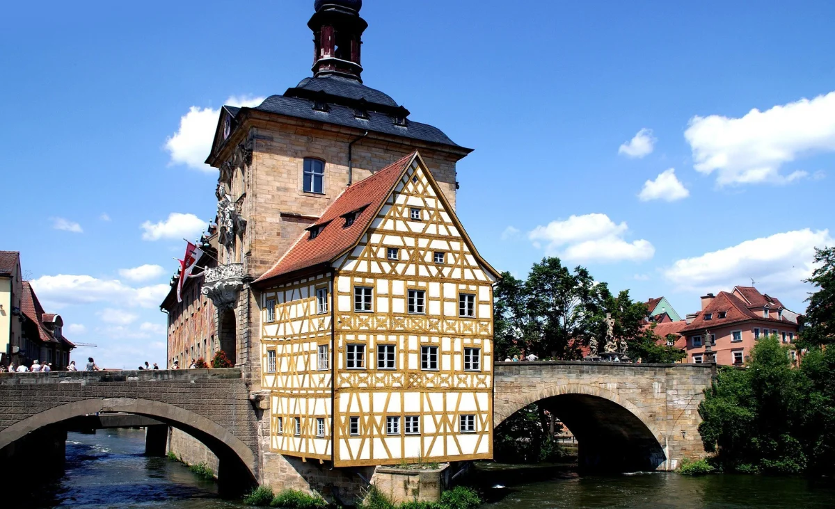 Eine Brücke erstreckt sich über einen Fluss, umgeben von natürlicher Vegetation.