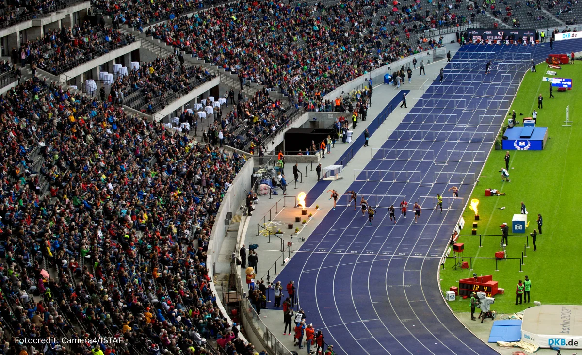 Ein Stadion voller Zuschauer verfolgt ein Rennen beim ISTAF-Event.