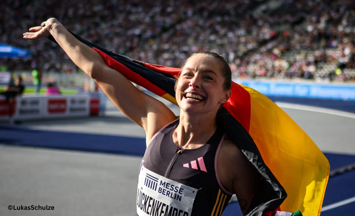 Eine Athletin zeigt die deutsche Flagge mit Begeisterung.