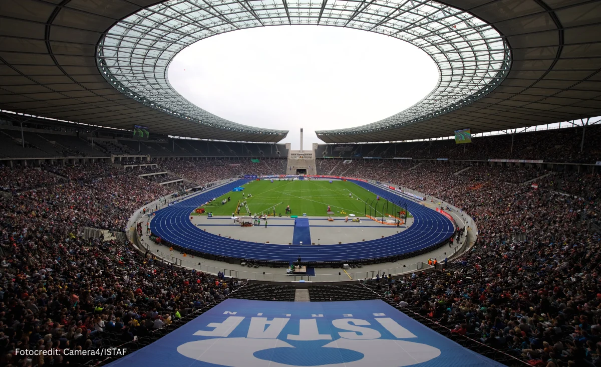 Ein großes Stadion mit einer großen Menschenmenge und einer Laufbahn während des ISTAF-Events.