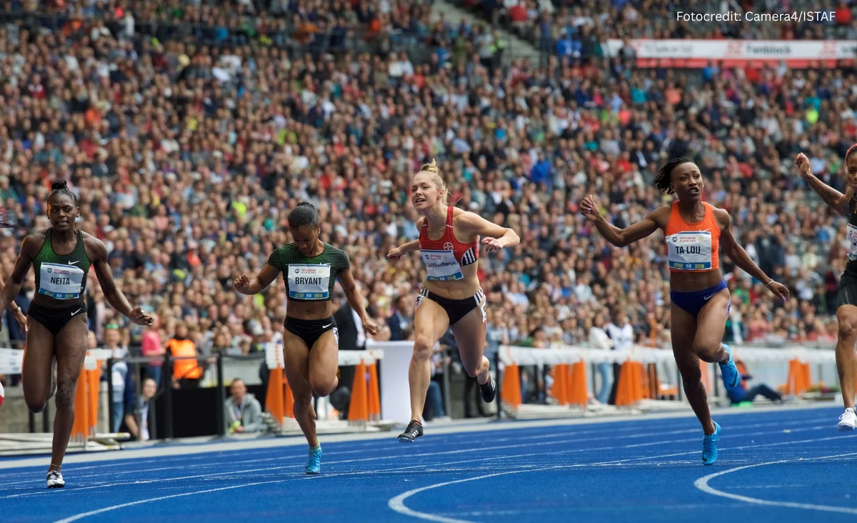 Mehrere Frauen sprinten auf einer Bahn beim ISTAF, konzentriert und motiviert.