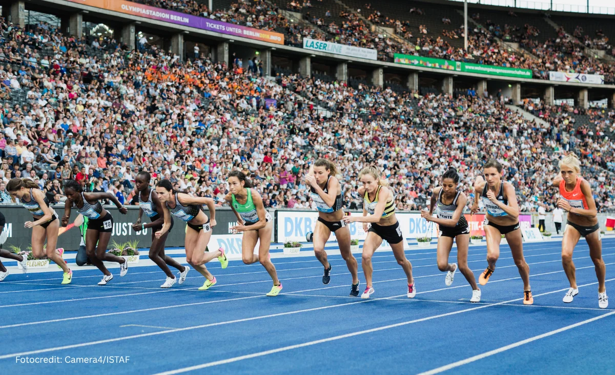 Mehrere Frauen sprinten auf einer Bahn beim ISTAF, konzentriert und motiviert.