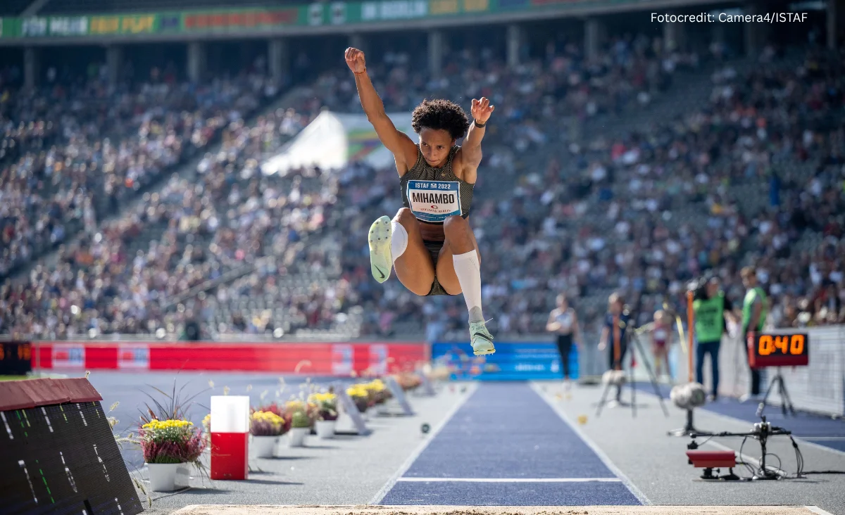 Eine Athletin springt hoch beim Weitsprung während der ISTAF.
