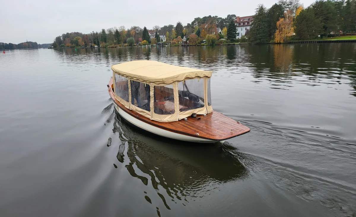 Ein kleines Boot mit einem Sonnendach auf dem Müggelsee.