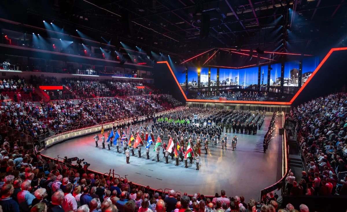Eine Gruppe von Männern in Uniform steht auf einer Bühne beim Musikfest der Bundeswehr.