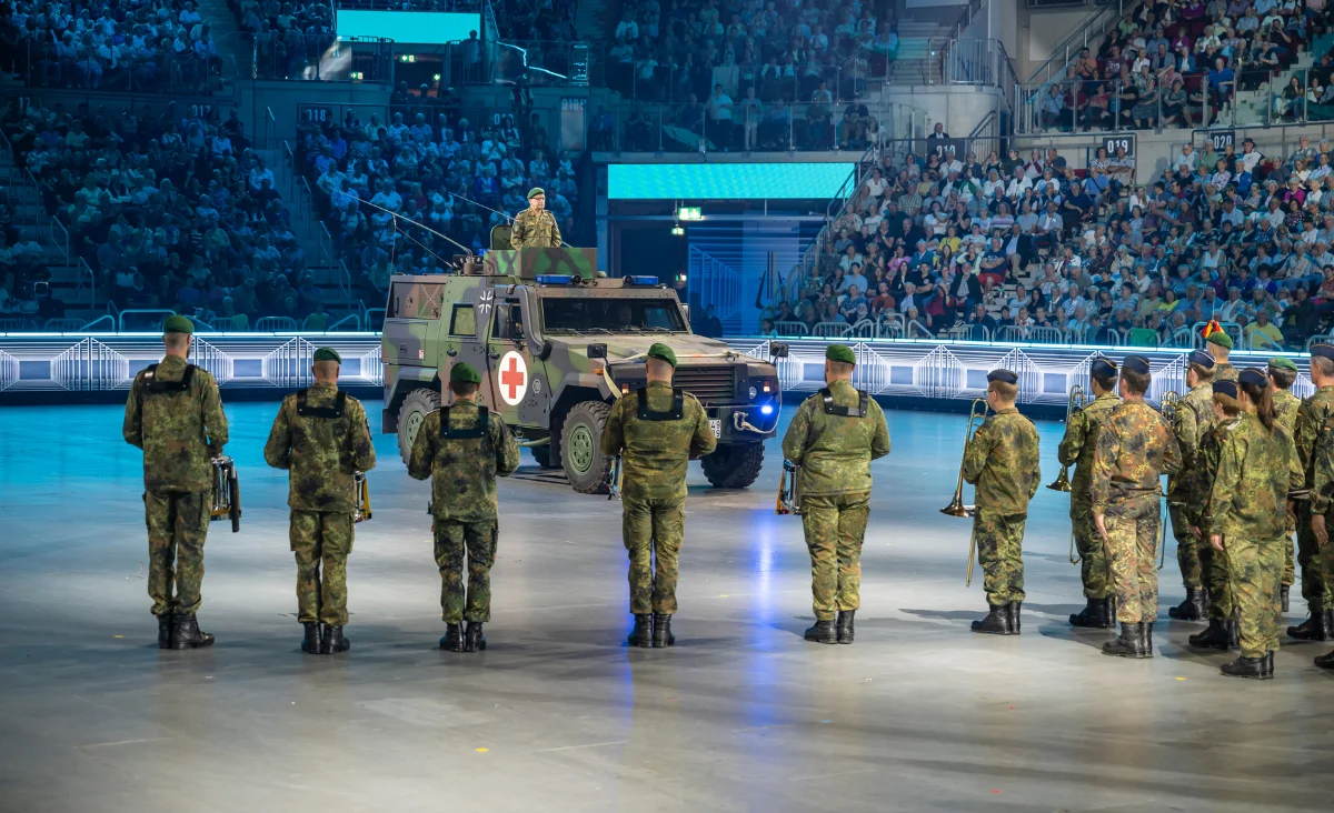Schwedische Militärangehörige nehmen an der Eröffnungszeremonie des Musikfests der Bundeswehr.