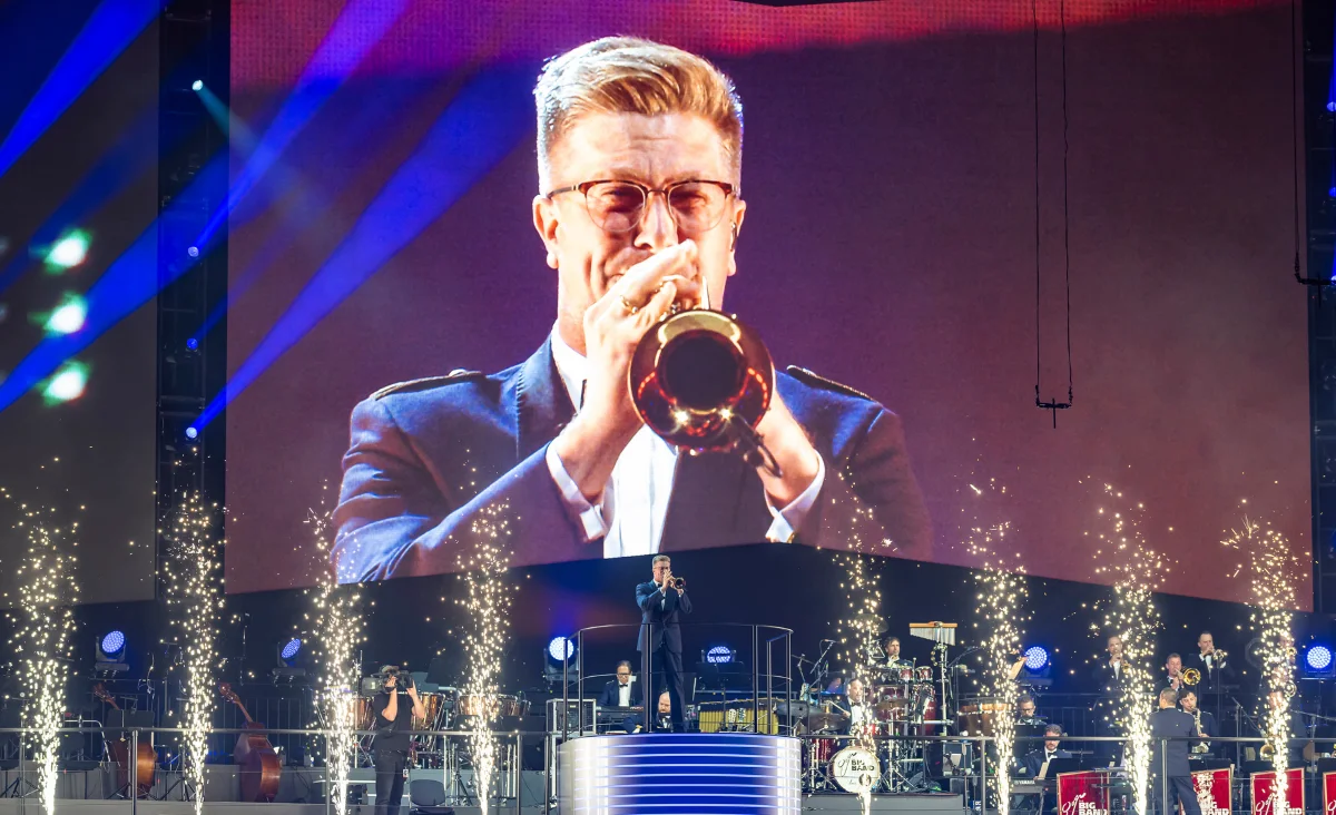 Ein Mann im Anzug spielt Trompete auf der Bühne beim Musikfest der Bundeswehr.