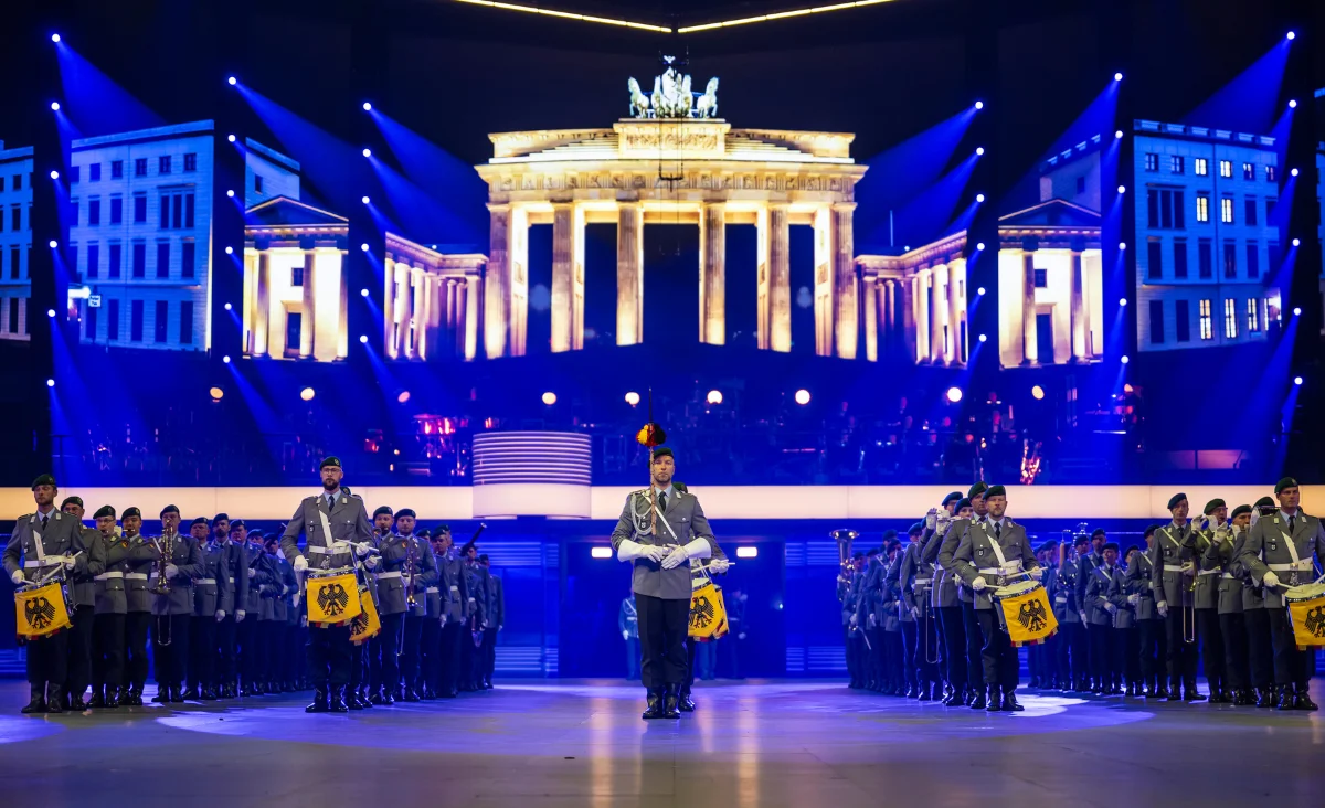 Eine Gruppe von Männern in Uniform steht auf einer Bühne beim Musikfest der Bundeswehr.