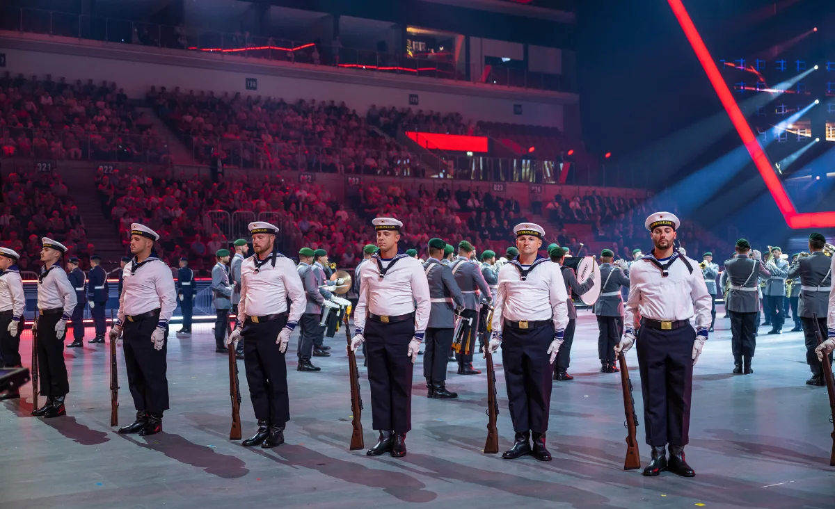 Eine Gruppe von Männern in Uniform steht auf einer Bühne beim Musikfest der Bundeswehr.