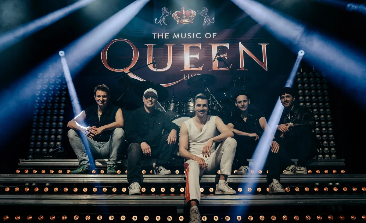 Das Bild zeigt die Band Queen, bekannt für ihre ikonische Musik und unvergesslichen Auftritte.