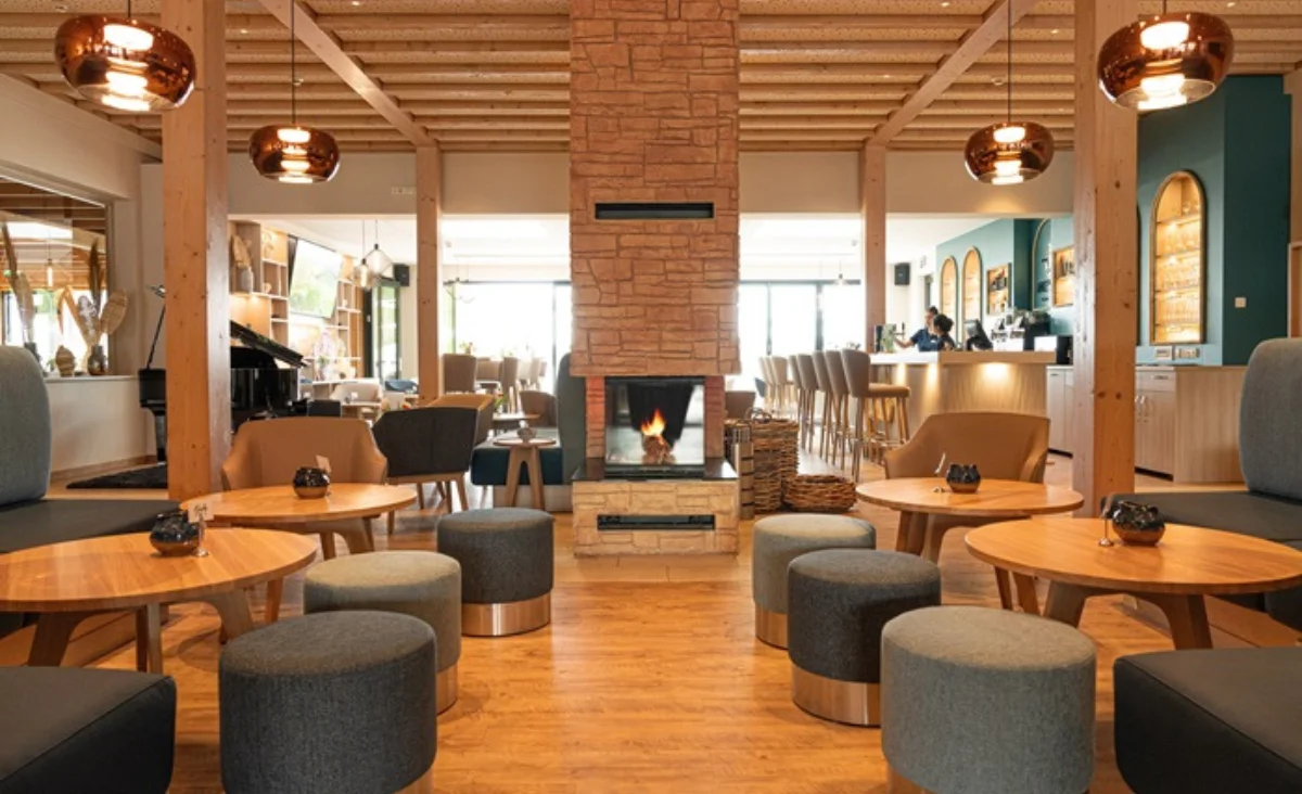 Gemütlicher Hotel-Loungebereich mit einem einladenden Kamin und bequemen Sitzgelegenheiten.