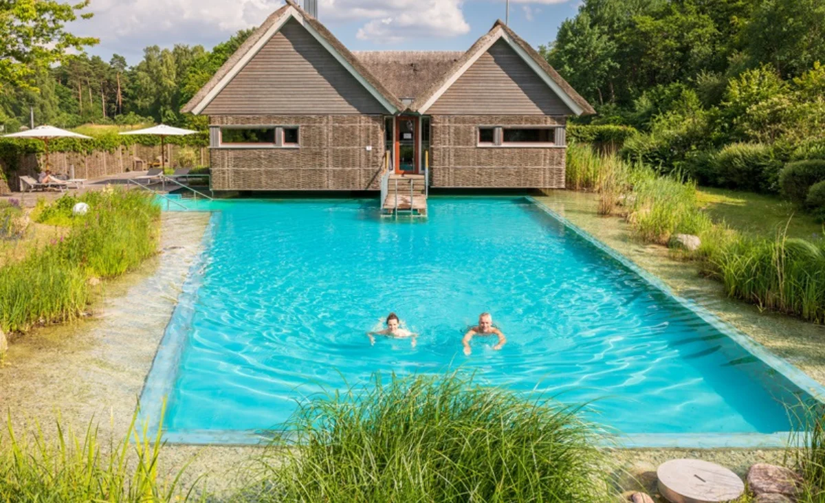 Zwei Schwimmer genießen das Wasser in einem privaten Pool.