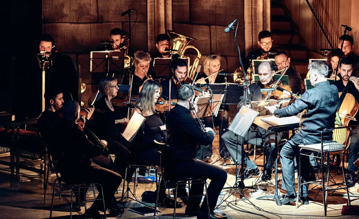 Eine Gruppe von Musikern spielt im Konzertsaal des Stage Theaters Berlin während des Nussknacker Balletts.