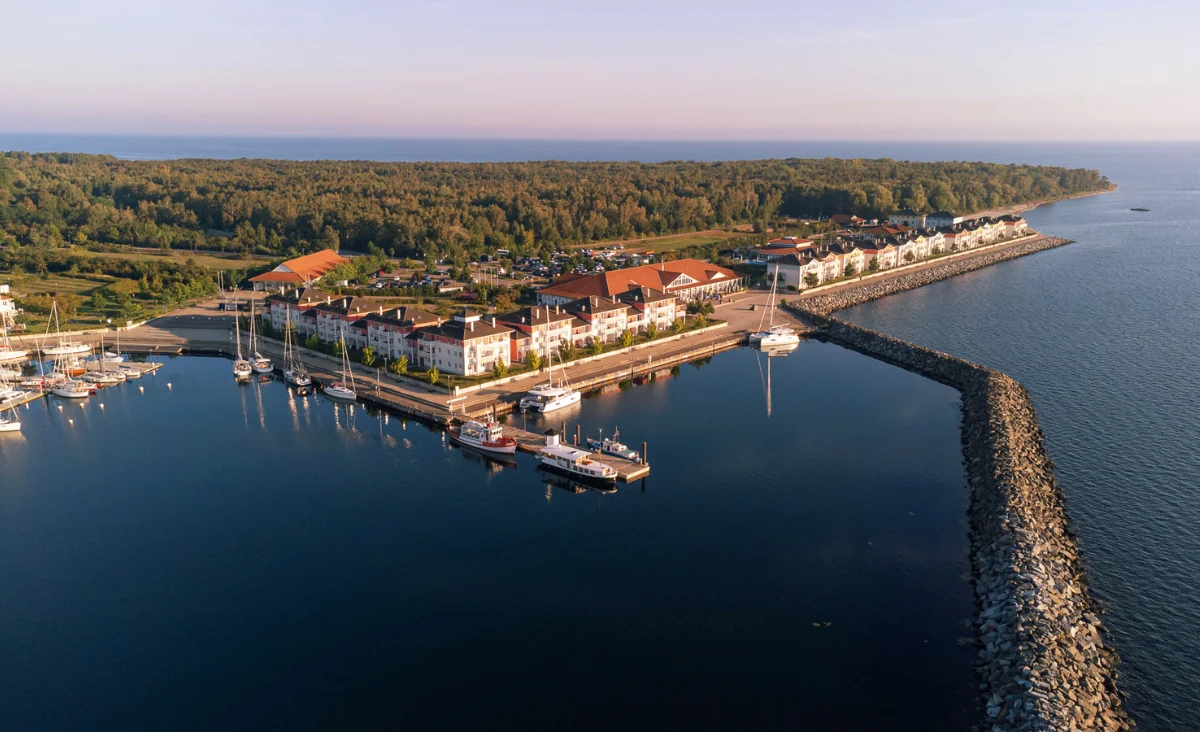 Marina und Resort inmitten des Ozeans, ideal für einen Familienurlaub an der Ostsee.