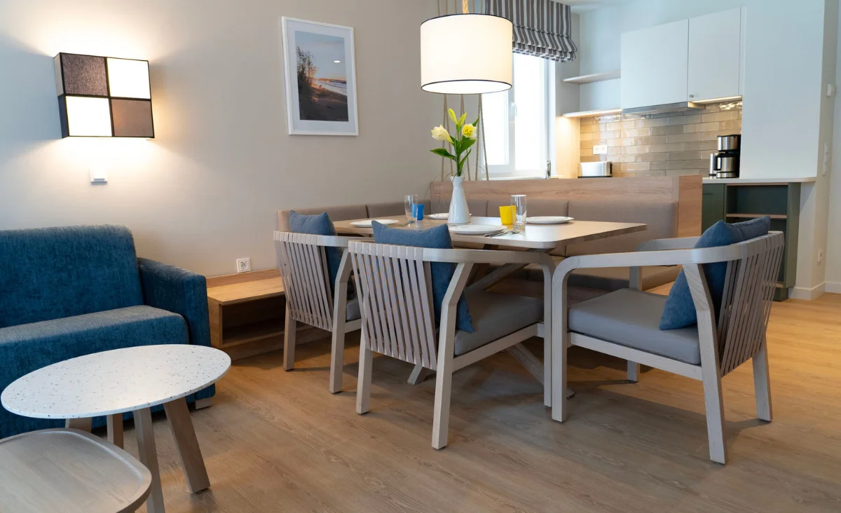 Kleines Wohnzimmer mit einem Esstisch und Stühlen, ideal für Familienurlaub an der Ostsee.