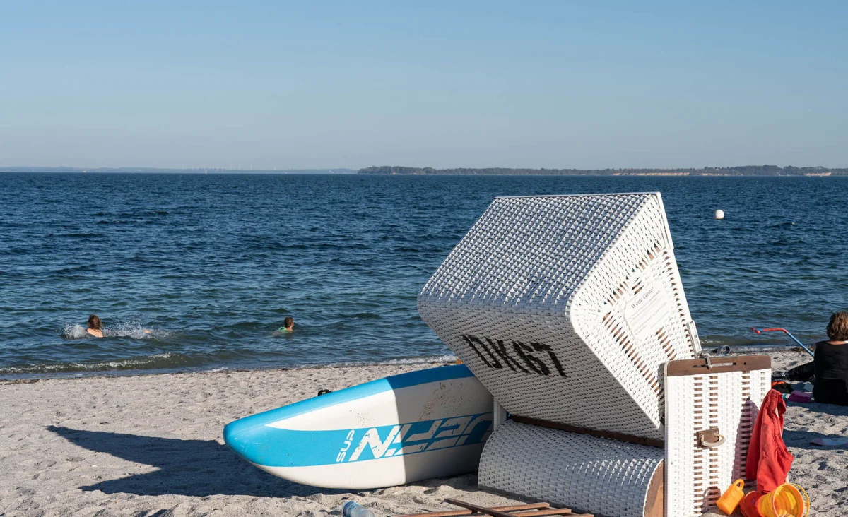 Ein strahlend blauer Himmel über der Ostsee während eines Familienurlaubs.