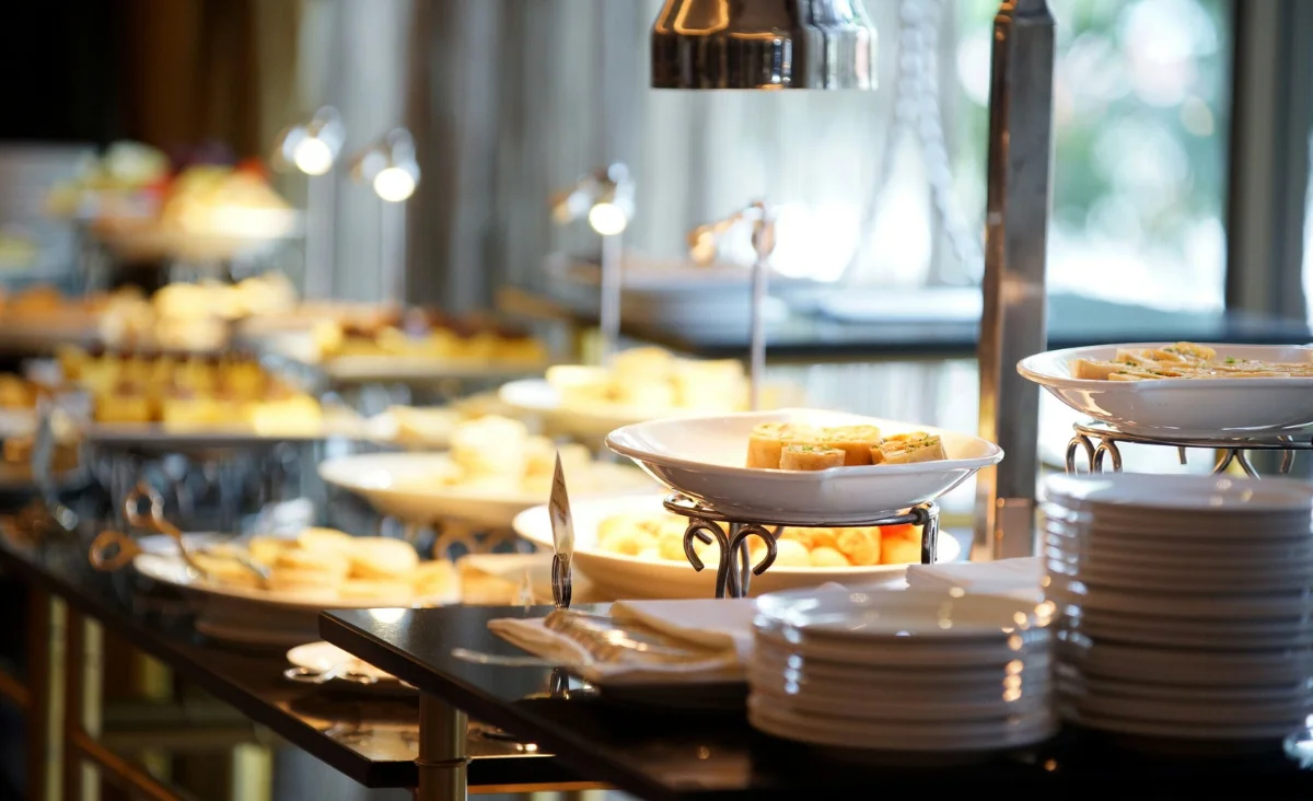 Ein Buffet mit verschiedenen Tellern voller köstlicher Speisen, ideal für einen Familienurlaub an der Ostsee.