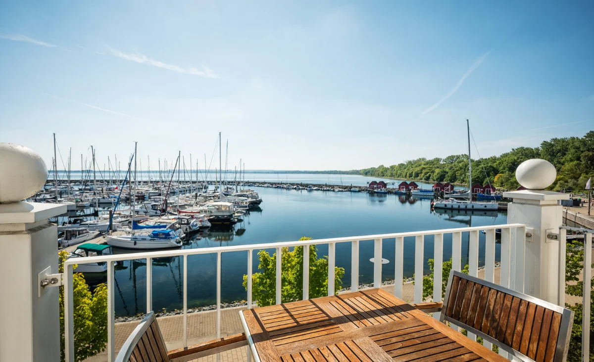 Gemütlicher Holztisch und Stühle, perfekt für den Familienurlaub an der Ostsee.