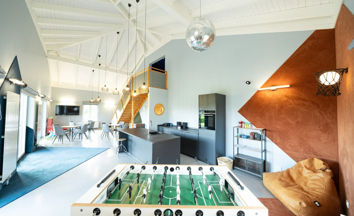 Ein Foosballtisch steht in einem Raum, ideal für Spaß während des Familienurlaubs an der Ostsee.