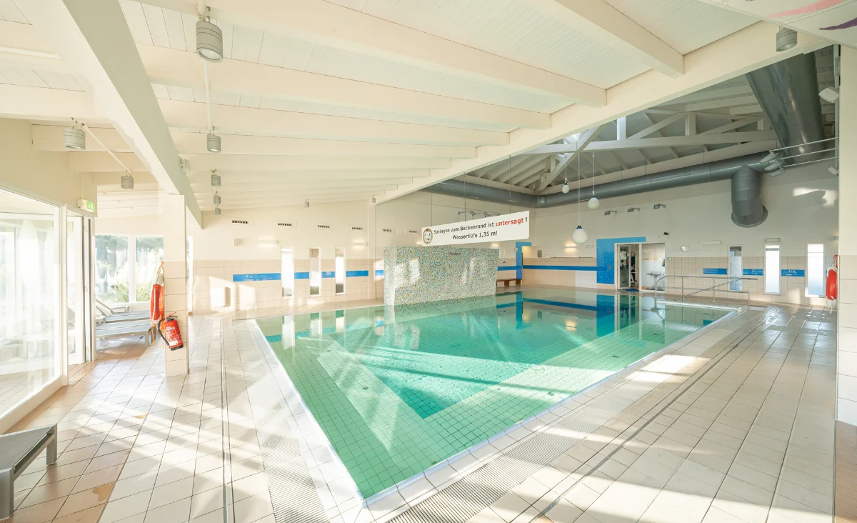 Ein großes Hallenbad in einem Gebäude, ideal für einen Familienurlaub an der Ostsee.