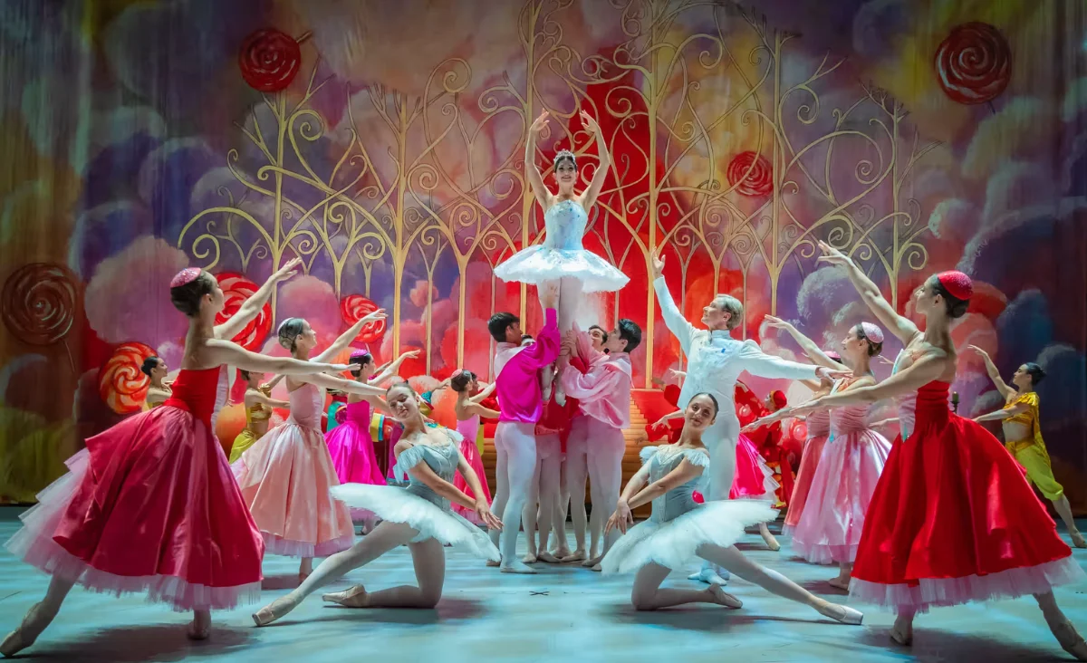 Eine Szene aus dem Ballett "Der Nussknacker", ein klassisches Ballett voller Magie und festlicher Stimmung.