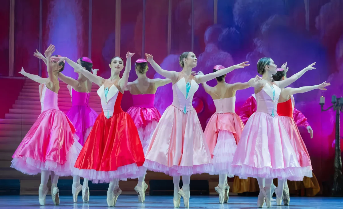 Eine Szene aus dem Nussknacker, dem grandiosen klassischen Ballett, mit Tänzern in prachtvollen Kostümen.