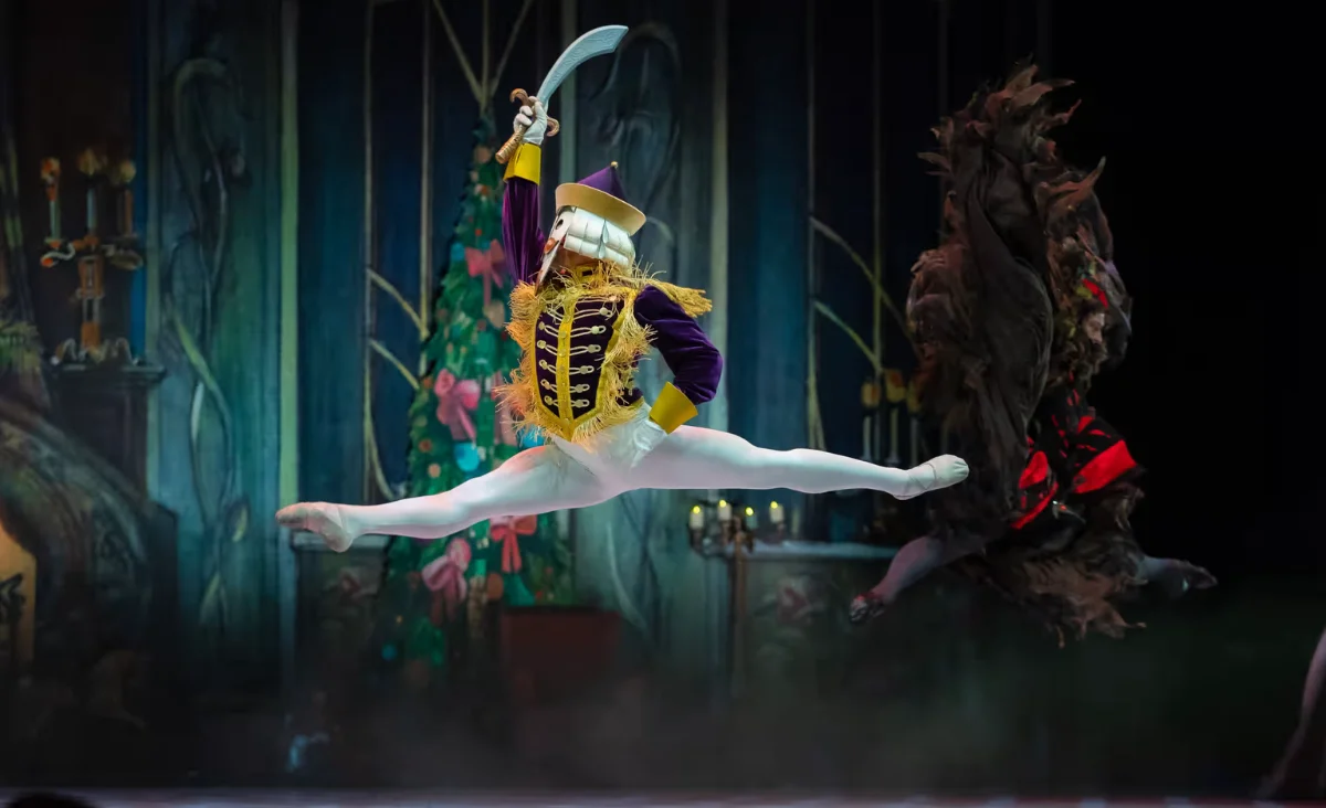 Ein Balletttänzer in festlichem Kostüm tanzt auf der Bühne während einer Aufführung von "Der Nussknacker".