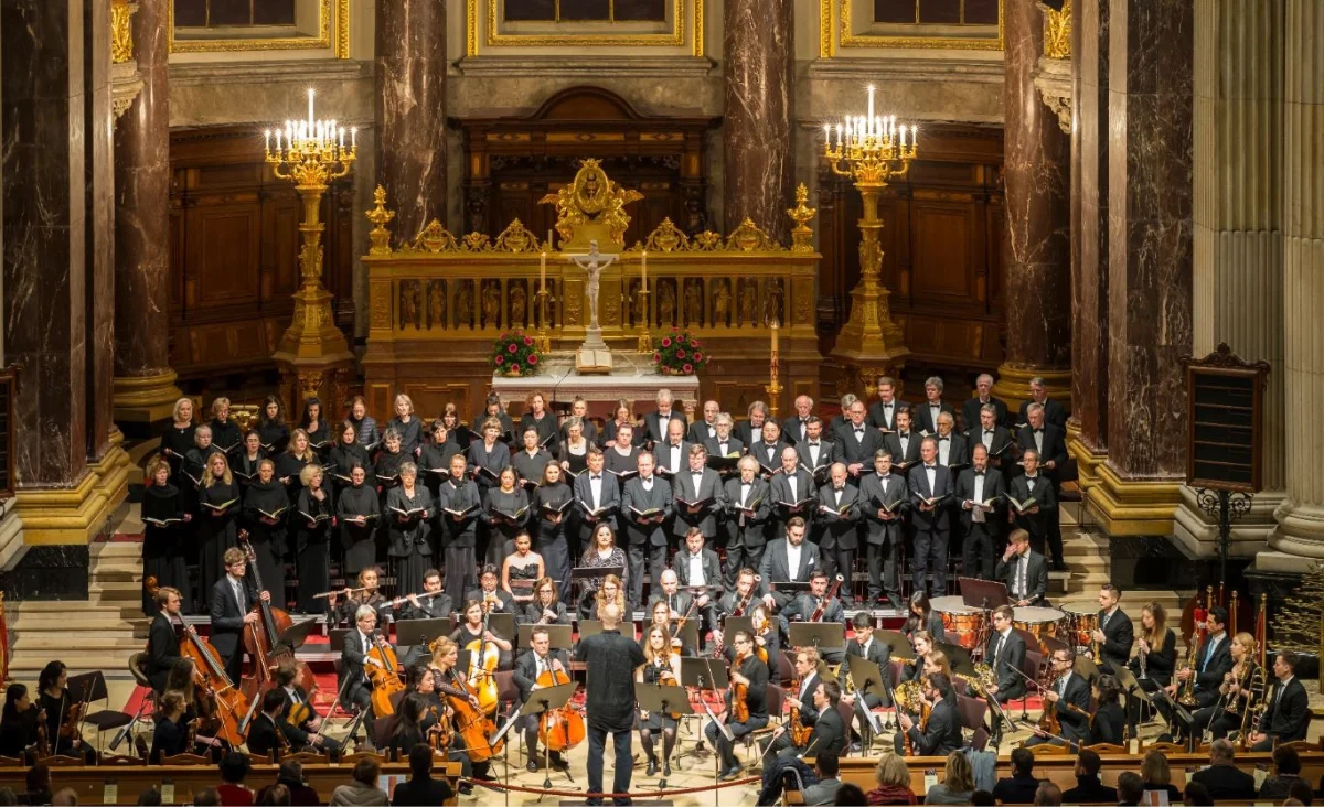 Ein Orchester im Berliner Dom während der Aufführung von Rossinis Stabat Mater am 8. November 2025.