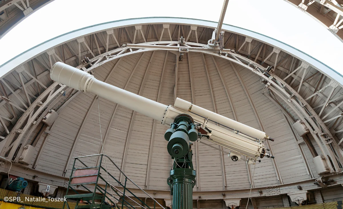 Ein beeindruckendes Teleskop steht im Inneren des Planetariums Berlin.